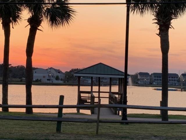 Driftwood Cottage - First Floor Oceanfront Beach Retreat! Exceptional Views, Location And Privacy Condo Carolina Beach Bagian luar foto