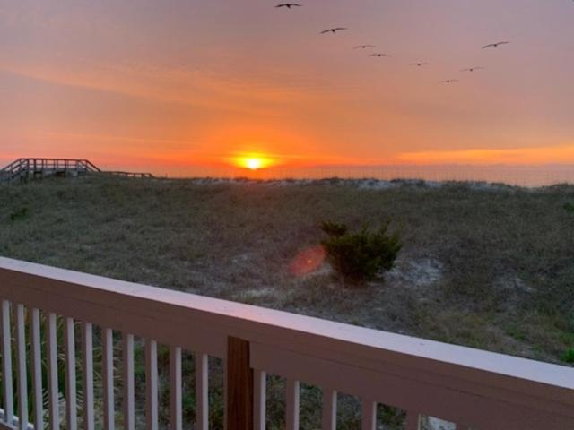 Driftwood Cottage - First Floor Oceanfront Beach Retreat! Exceptional Views, Location And Privacy Condo Carolina Beach Bagian luar foto